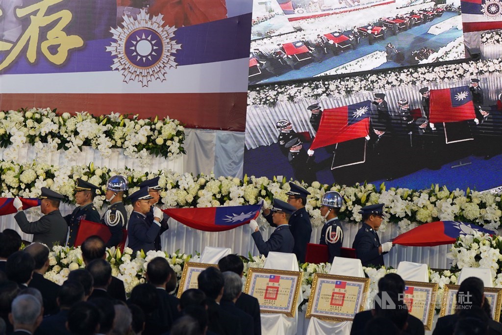 參謀總長沈一鳴上將等8名將士因黑鷹失事殉職,14日上午舉行聯合公奠儀式,由國軍同袍為殉職將士靈柩覆蓋國旗,場面肅穆。中央社記者徐肇昌攝 109年1月14日