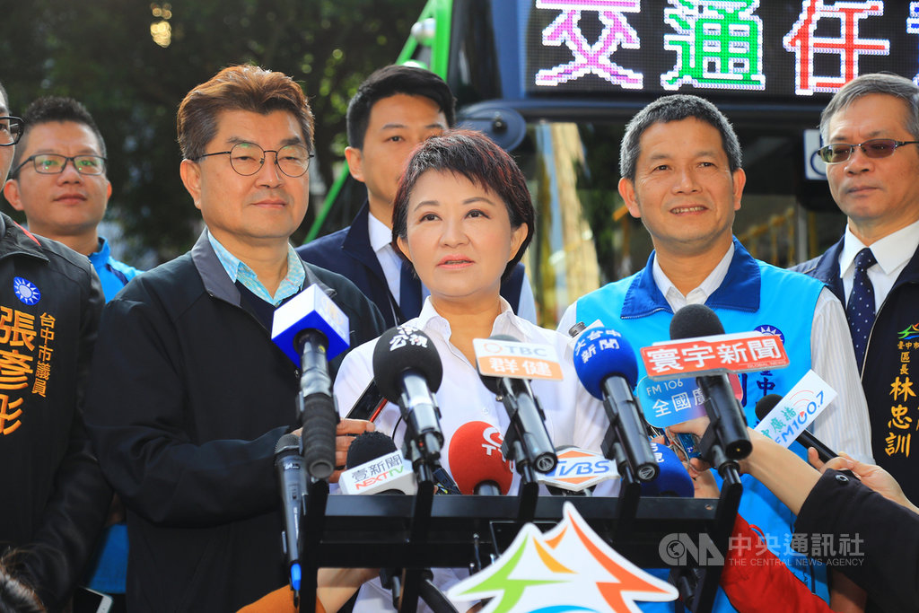 國民黨台南市議員謝龍介選前與民進黨台中市議員謝志忠對賭,若國民黨台中市立委席次輸給民進黨,就跳台中柳川。台中市長盧秀燕(前中)14日出席台中市雙十公車上路記者會時接受媒體聯訪時表示,謝龍介要跳可以,但小心不要跳壞燈區。中央社記者郝雪卿攝 109年1月14日
