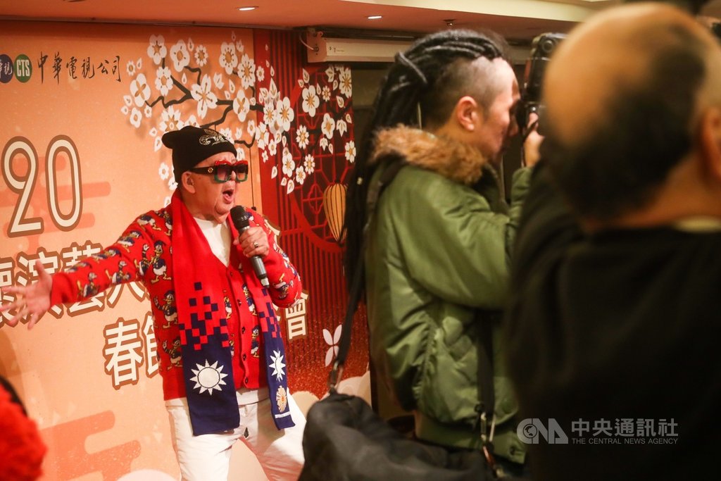 109年度關懷演藝人員春節聯歡餐會14日下午在神旺大飯店舉辦,邀請多名資深藝人參與,藝人林松義(左)在舞台上載歌載舞。中央社記者吳家昇攝 109年1月14日