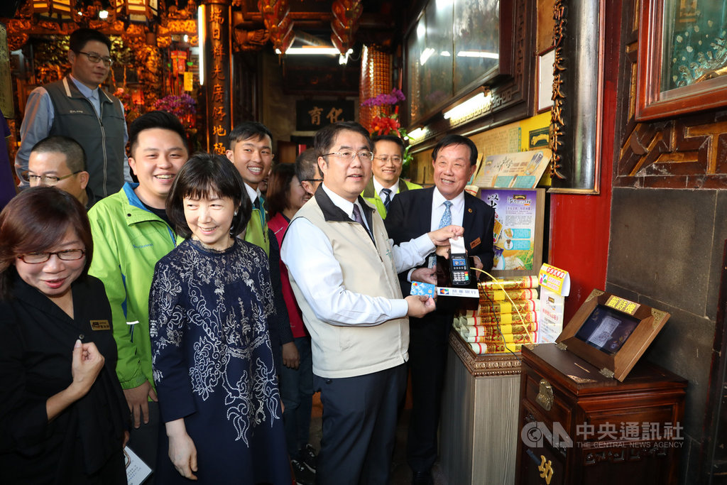 台南市台灣首廟天壇14日宣布導入行動支付,台南市長黃偉哲(前左3)也到場見證使用,未來到廟購買香燭、添香油錢或點燈,不用現金,刷卡就行。中央社記者張榮祥台南攝 109年1月14日