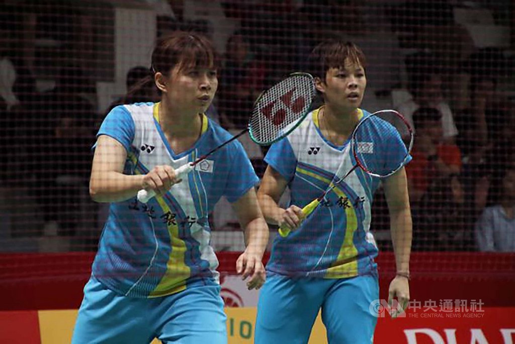 台灣羽球女將楊景惇(右)、張淨惠(左)14日擊敗印尼籍對手,挺進BWF世界羽球巡迴賽超級500印尼大師賽女雙32強。中央社記者石秀娟雅加達攝 109年1月14日
