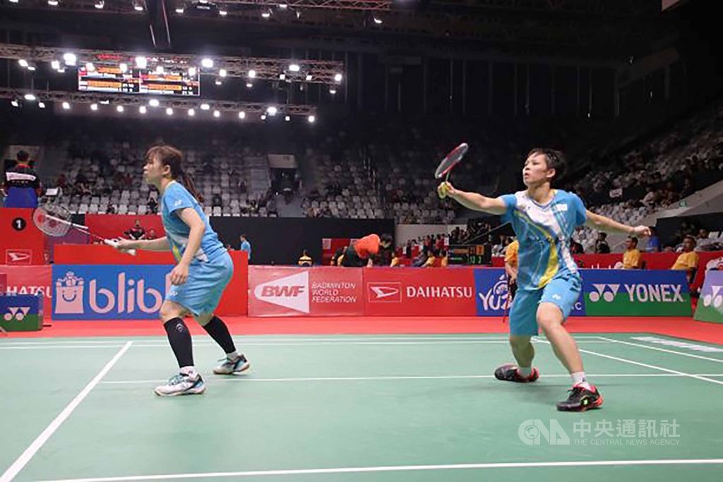 台灣羽球女將楊景惇(右)、張淨惠(左)擺脫低潮,14日挺進BWF世界羽球巡迴賽超級500印尼大師賽女雙32強。中央社記者石秀娟雅加達攝 109年1月14日