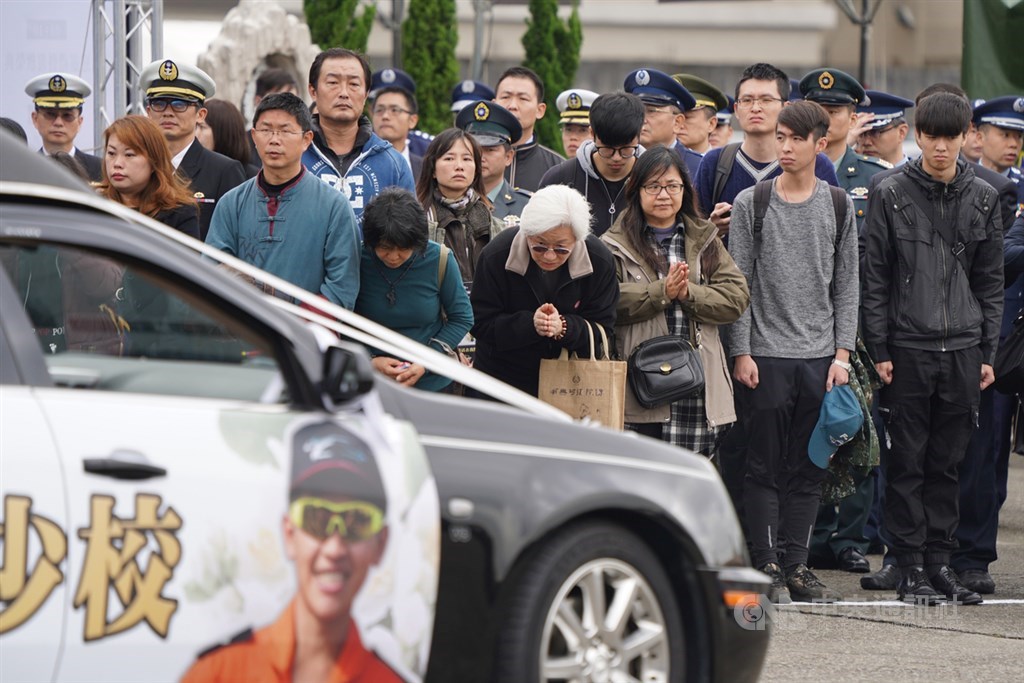 參謀總長沈一鳴上將等8名將士因黑鷹失事殉職,國防部14日上午在空軍松山基地指揮部舉行聯合公奠儀式,許多民眾自發性參加,雙手合十、鞠躬致意。中央社記者徐肇昌攝 109年1月14日
