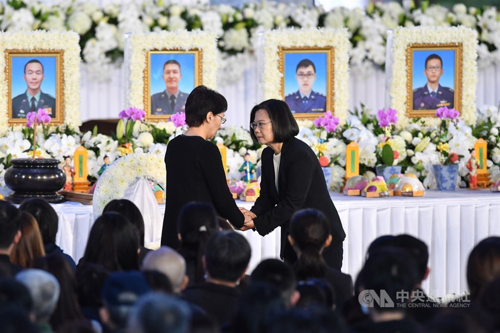 黑鷹直升機失事造成參謀總長沈一鳴上將等8人殉職,14日上午在空軍松山基地指揮部舉辦聯合公祭,總統蔡英文(右)出席致哀,向家屬表達關懷慰問。中央社記者林俊耀攝 109年1月14日
