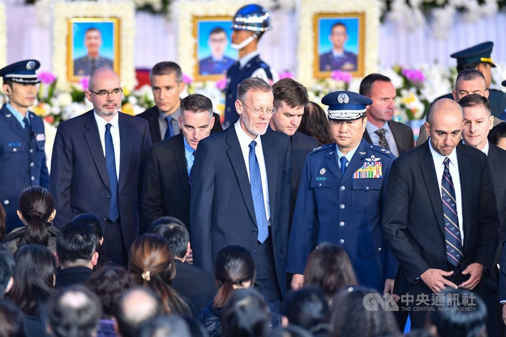 參謀總長沈一鳴上將等8名將士因黑鷹失事殉職,14日上午舉行聯合公奠儀式,美國在台協會(AIT)處長酈英傑(William Brent Christensen)(前排右3)出席致哀。中央社記者林俊耀攝 109年1月14日