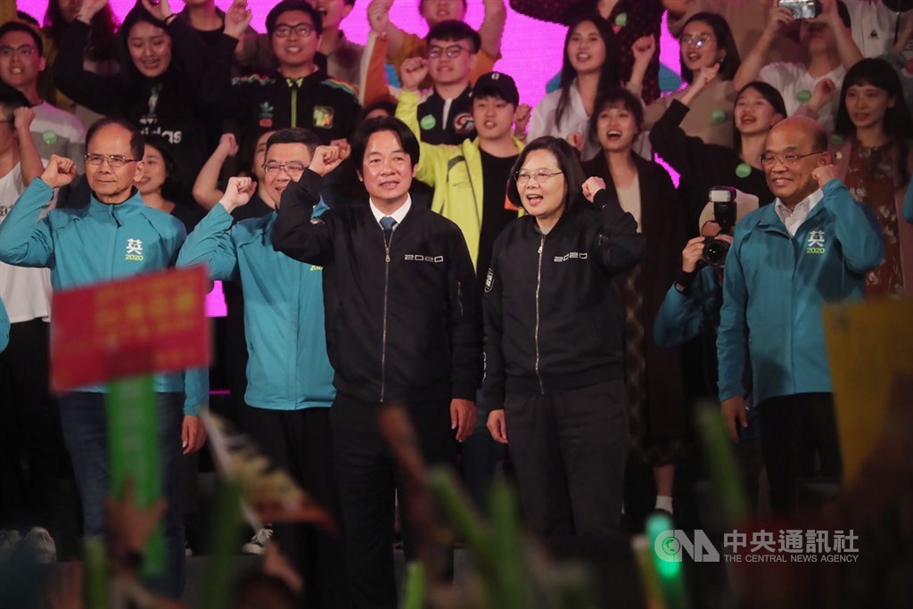 民進黨10日選前之夜在台北凱道舉辦造勢晚會,總統蔡英文(前右2)、民進黨副總統候選人賴清德(前右3)合體現身催票,帶領現場與會群眾一同高呼「凍蒜」等口號。前右為行政院長蘇貞昌。中央社記者吳家昇攝 109年1月10日