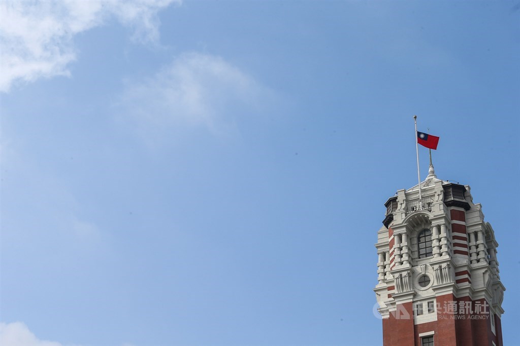 參謀總長沈一鳴上將等8名將士因黑鷹失事殉職,14日上午舉行聯合公奠儀式,總統府降半旗以表哀悼。中央社記者謝佳璋攝 109年1月14日
