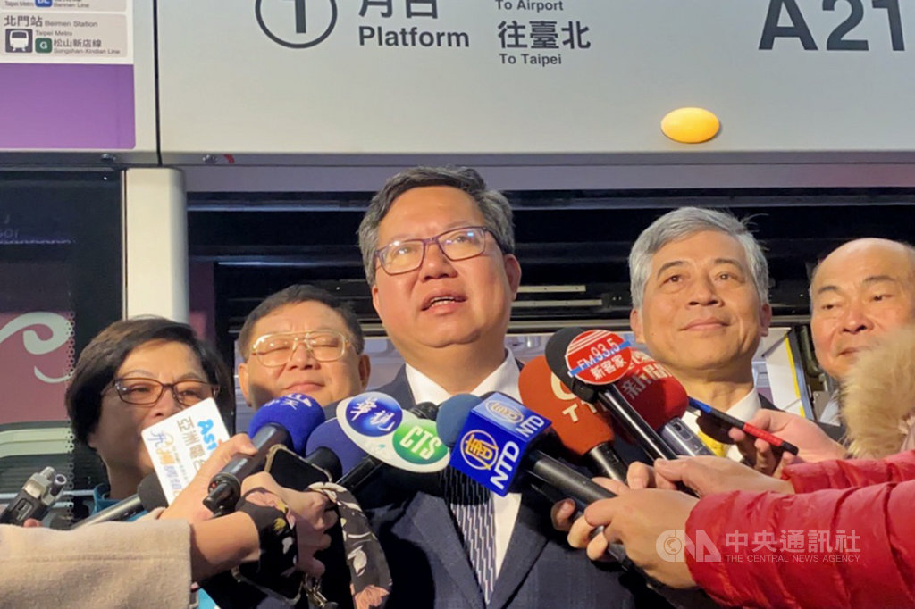 外界關注民進黨總統、立委選舉勝選後,桃園市長鄭文燦未來是否可能接閣揆或競選其他縣市首長;鄭文燦(中)14日出席活動接受媒體聯訪時避談未來動向,但以搭機場捷運比喻說,「我是一站一站坐,不會在A21環北站就講A1台北站的事」。中央社記者吳睿騏桃園攝 109年1月14日