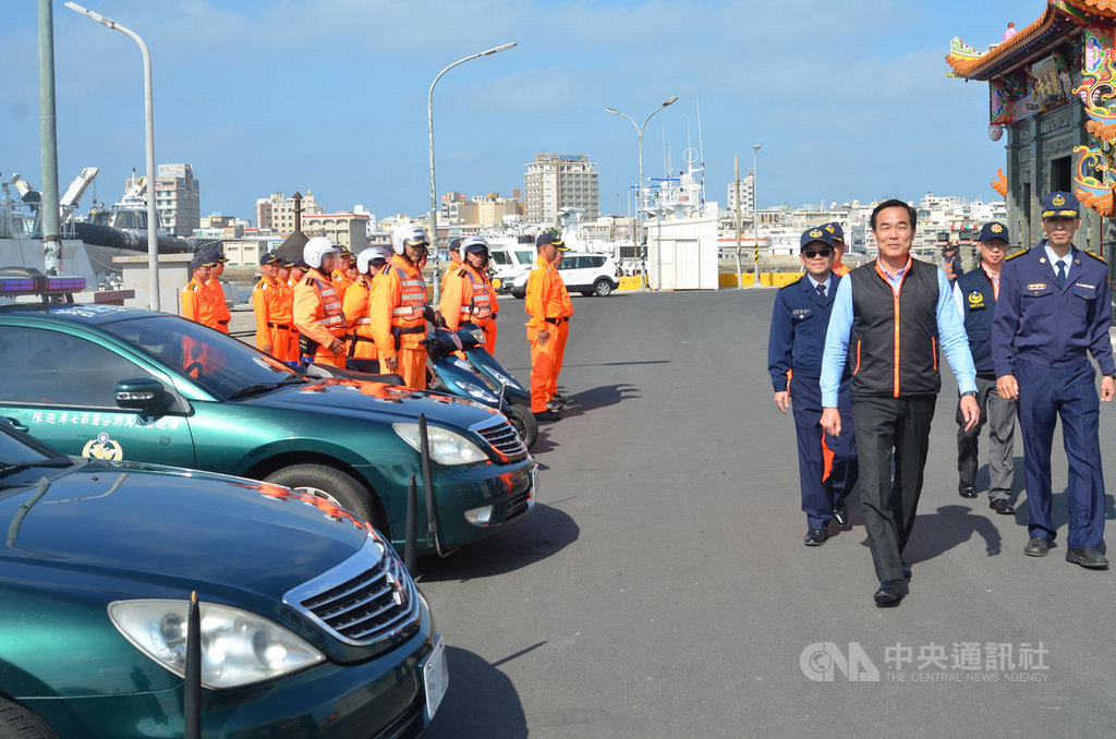 澎湖第7岸巡春節重點期間擴大威力掃蕩,14日由金馬澎分署長廖德成(前右2)主持誓師時指出,除加強安檢防疫作為,杜絕疫情傳入,同時針對轄區加強重點巡查,遏止不法犯罪。中央社 109年1月14日