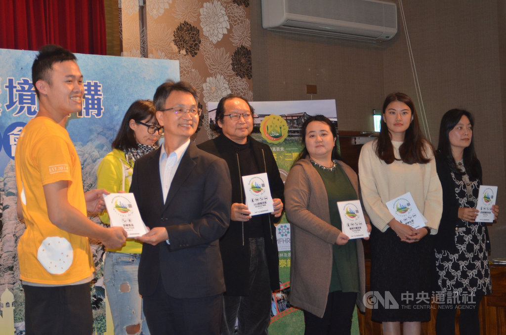 觀光局澎管處14日舉辦穆斯林友善旅遊環境成果發表會,處長許宗民(前左2)頒贈穆斯林認證的友善旅館。中央社 109年1月14日