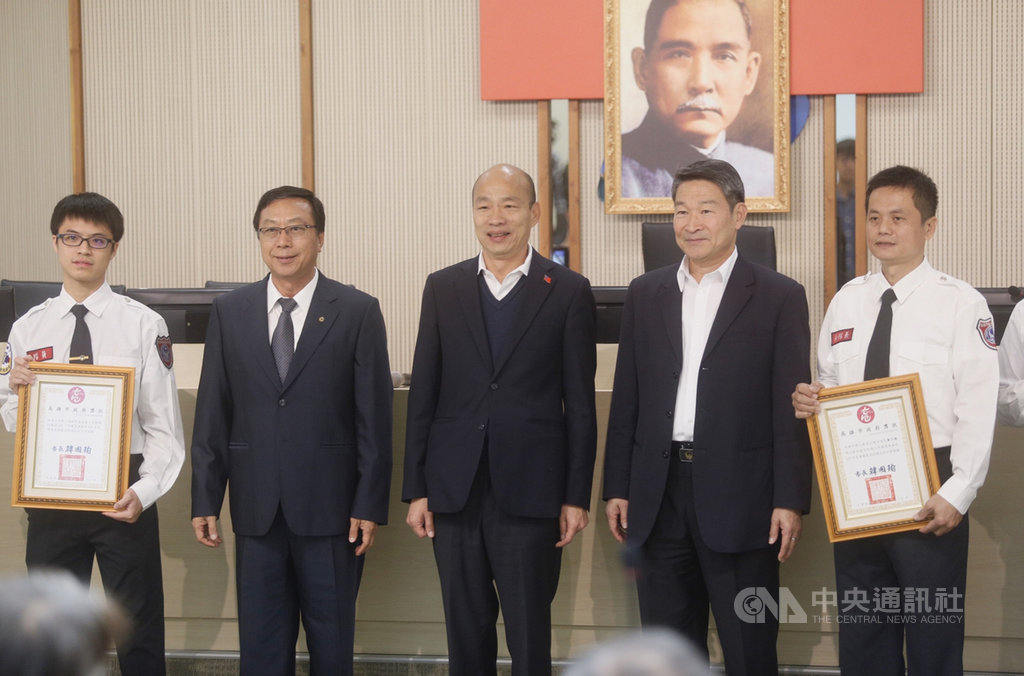 高雄市長韓國瑜(中)14日在市府主持市政會議,頒獎表揚高雄市109年績優義消及災害防救團體等單位,並合影留念。中央社記者董俊志攝 109年1月14日