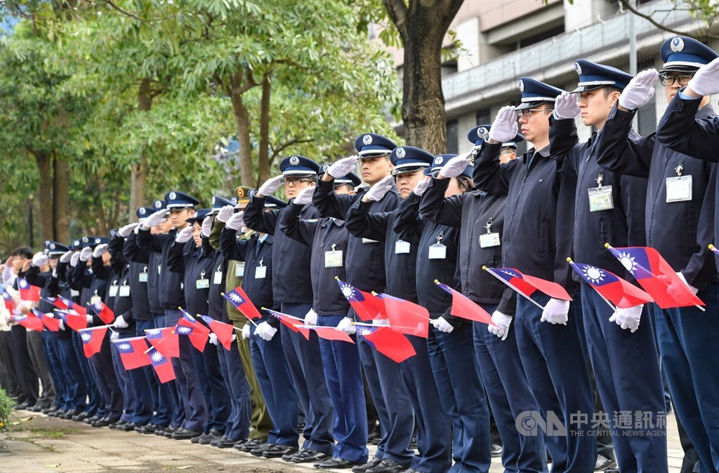 黑鷹殉職將士啟靈車隊14日自空軍松山指揮部出發,前往第二殯儀館火化,沿途官兵整齊向車隊敬禮。中央社記者林俊耀攝 109年1月14日