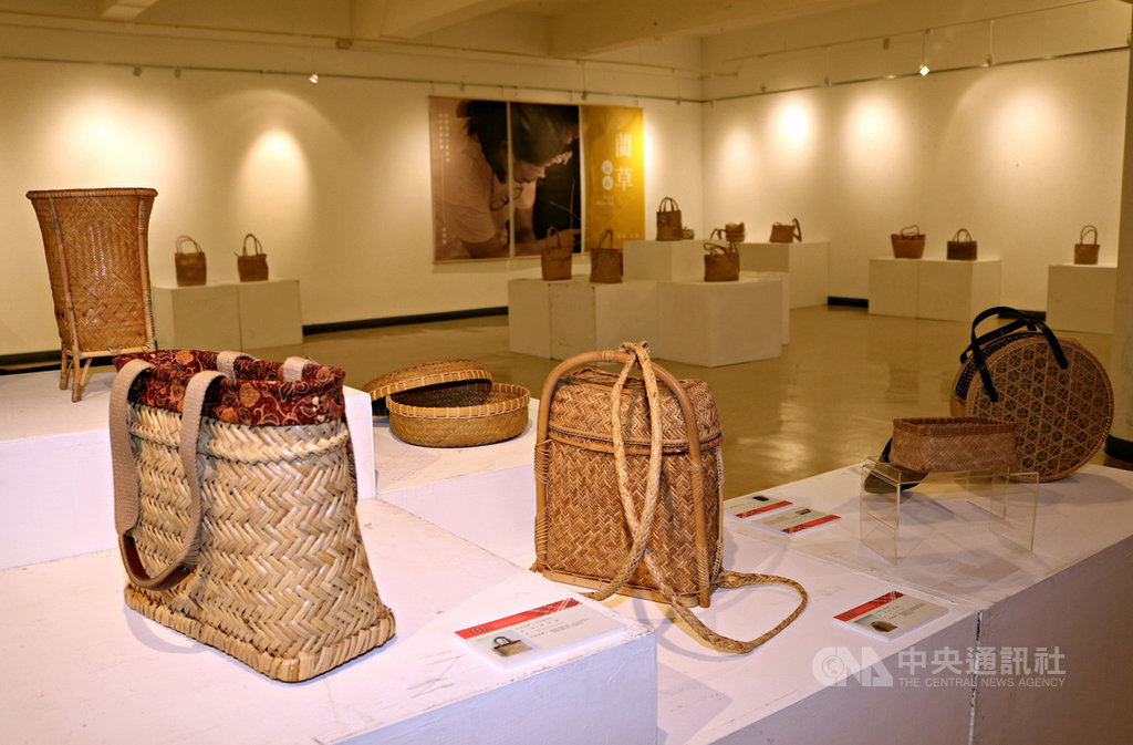 苗栗縣政府文化觀光局「傳統工藝種子教師培訓計畫」成果展14日在中興畫廊登場,展出竹籐編國寶藝師張憲平、藺草編織藝師呂錦霞與學員作品,讓民眾親近了解傳統工藝文化。(苗栗縣政府提供)中央社記者管瑞平傳真 109年1月14日