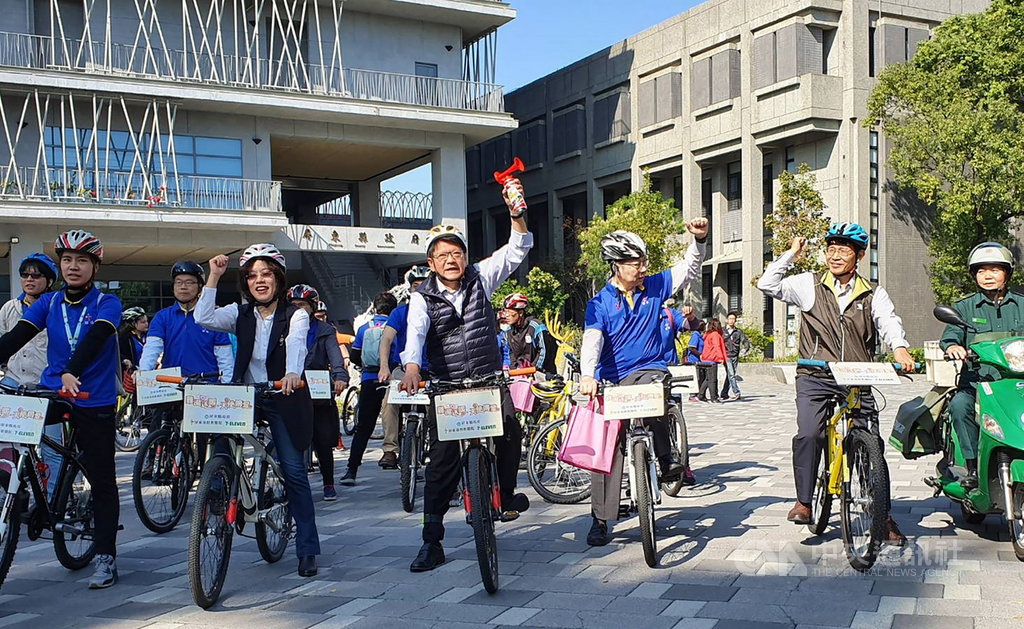 屏東縣政府與屏東基督教醫院辦理的「雞湯送暖天使傳愛」活動,屏東縣長潘孟安(前左3)14日騎腳踏車率隊送雞湯給獨居老人。中央社記者郭芷瑄攝 109年1月14日