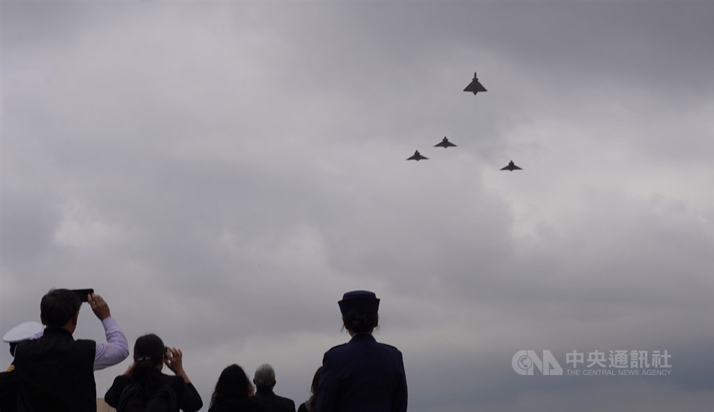 參謀總長沈一鳴上將等8名將士因黑鷹失事殉職,國防部14日上午在空軍松山基地指揮部舉行聯合公奠儀式,啟靈車隊出發二殯前,4架幻象2000戰機以「追思致敬」隊形衝場。中央社記者徐肇昌攝 109年1月14日