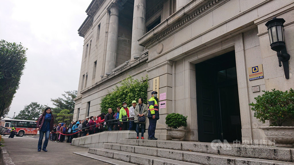 庚子鼠年生肖紀念套幣14日起公開發售,但排隊人潮不如往年。中央社記者潘姿羽攝 109年1月14日