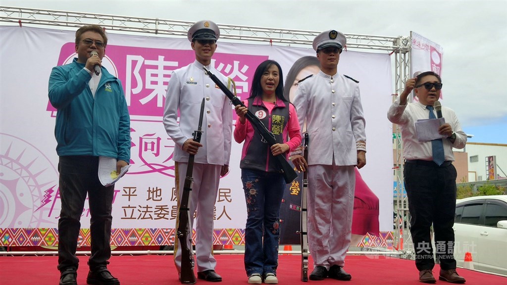 民進黨在2018年選戰挫敗的氛圍下,徵召原本可以轉戰不分區的陳瑩(中)參選連任。圖為陳瑩的台東競選總部2019年12月21日成立。(中央社檔案照片)