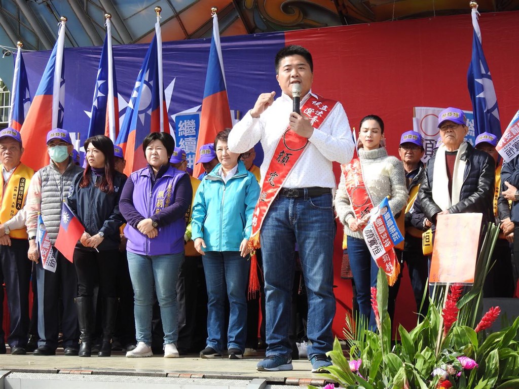 外傳敗選的國民黨籍立委顏寬恒(前)將進入台中市政府擔任副市長,顏寬恒14日表示不可能。(圖取自facebook.com/pg/kuanheng99)
