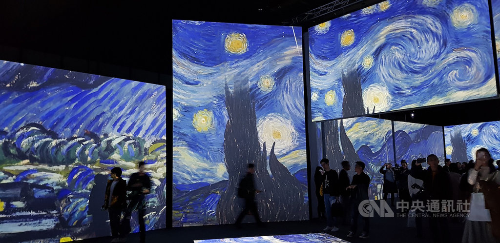 梵谷短短10年的創作生涯,留下「星夜」(圖)、「向日葵」等知名畫作,「再見梵谷-光影體驗展」有別於過去以靜態展覽呈現梵谷畫作,結合音樂與嗅覺,讓觀眾走進梵谷世界。中央社記者鄭景雯攝 109年1月14日