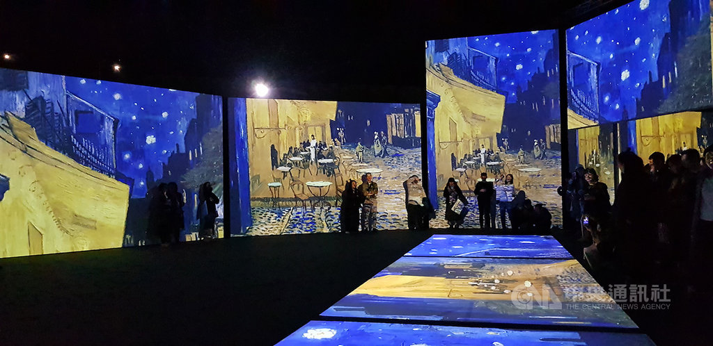 「夜晚露天咖啡館」(圖)是梵谷知名作品之一,如今在數位策展下,「再見梵谷-光影體驗展」以40多台高畫質投影機搭配影院級環繞聲效,加上360度環繞式巨型螢幕所建構而成的空間,帶領觀眾走進梵谷世界。中央社記者鄭景雯攝 109年1月14日