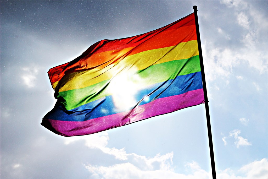 印尼一名男博士因在英國性侵48名男性,讓印尼德博市長打算針對LGBT社群進行突襲取締,印尼人權委員會14日譴責此舉,指稱這會升高迫害風險。(示意圖/圖取自Pixabay圖庫)