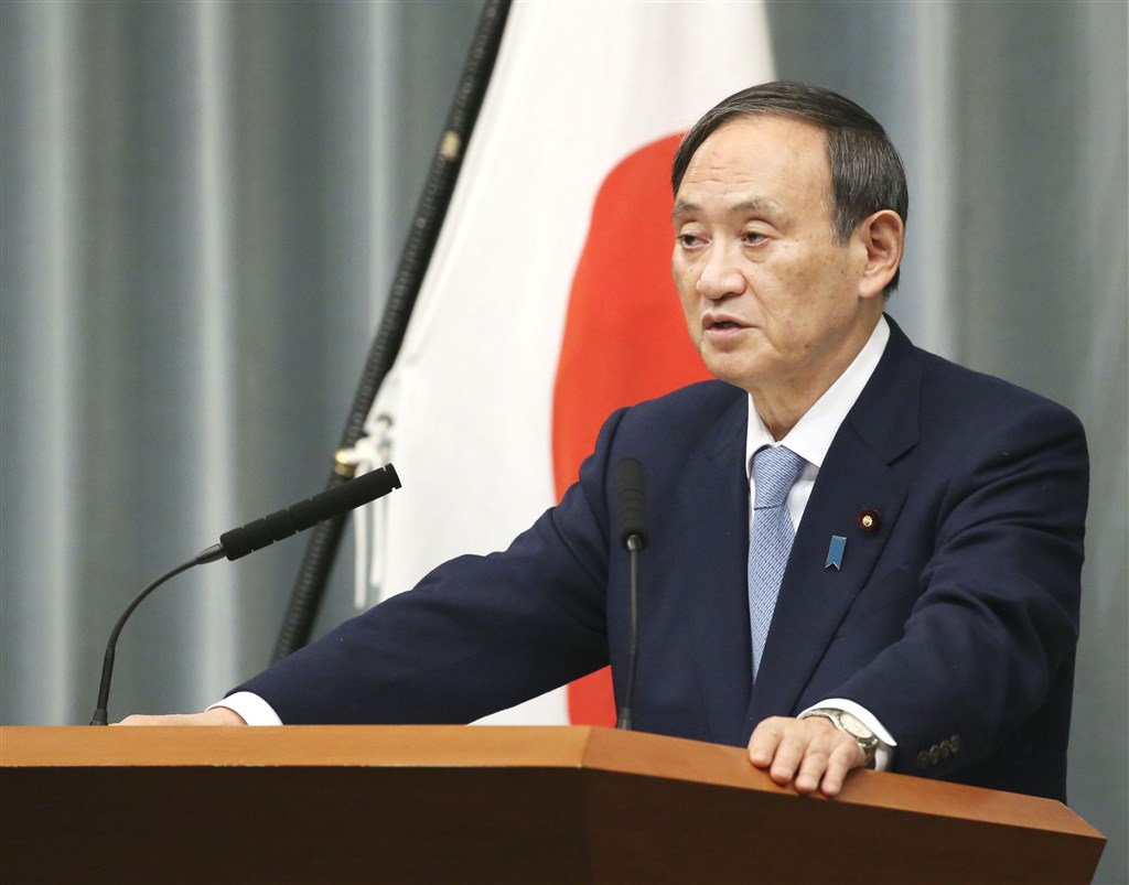總統大選11日投開票結果,總統蔡英文大勝得以連任,日本外務大臣茂木敏充在第一時間祝賀。日本政府發言人菅義偉(圖)14日透露,因為茂木祝賀蔡總統連任,而接獲來自中國的抗議。(共同社提供)