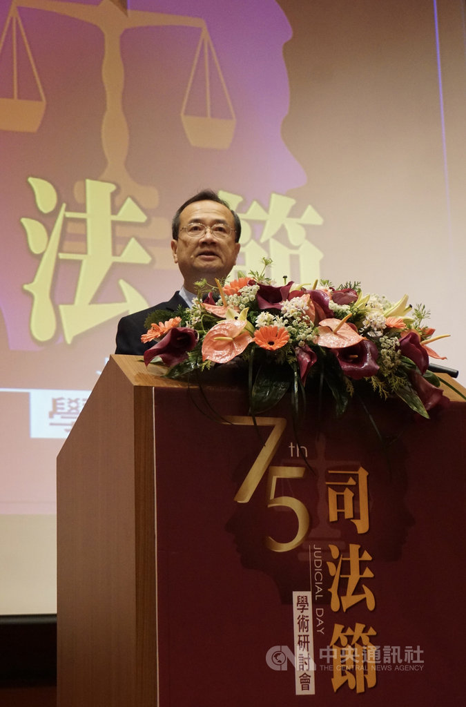 司法院長許宗力(圖)14日出席「第75屆司法節學術研討會」致詞時表示,司法獨立是要避免外來的不當干預及壓力;以法律見解不當為由,對法官發動調查,將付出傷害法治的代價。一旦司法不再能公正審判及保障少數,憲政民主無異於僅剩下空殼。中央社記者林長順攝 109年1月14日