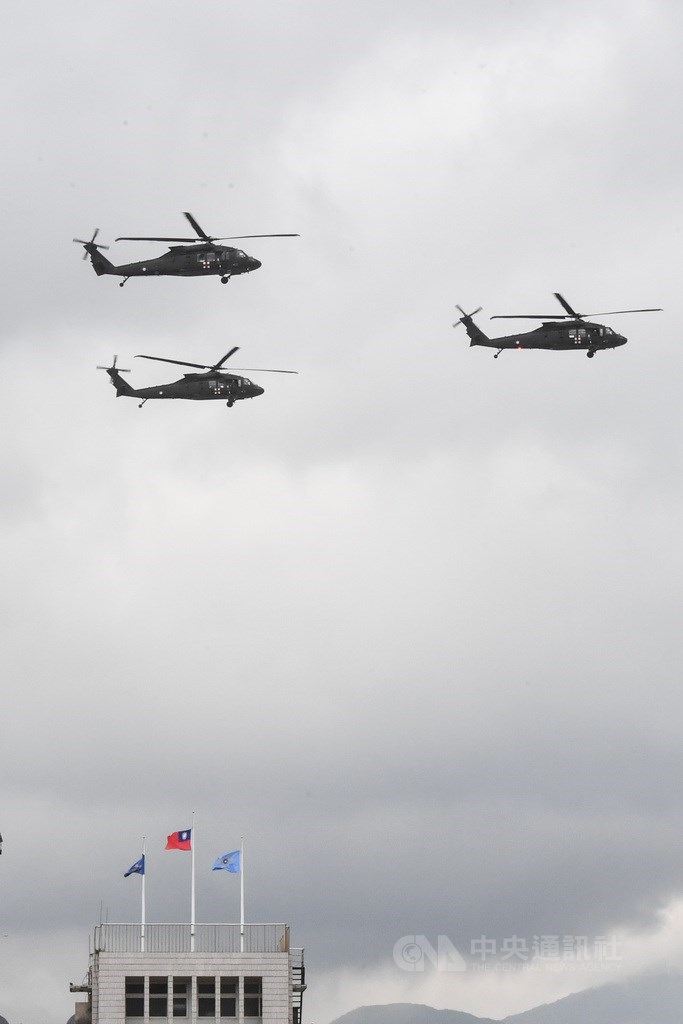 黑鷹殉職將士啟靈車隊14日自空軍松山指揮部出發,沿著敦化北路一路前往第二殯儀館火化,啟靈時黑鷹直升機執行「追思致敬」隊形編隊衝場。中央社記者林俊耀攝 109年1月14日