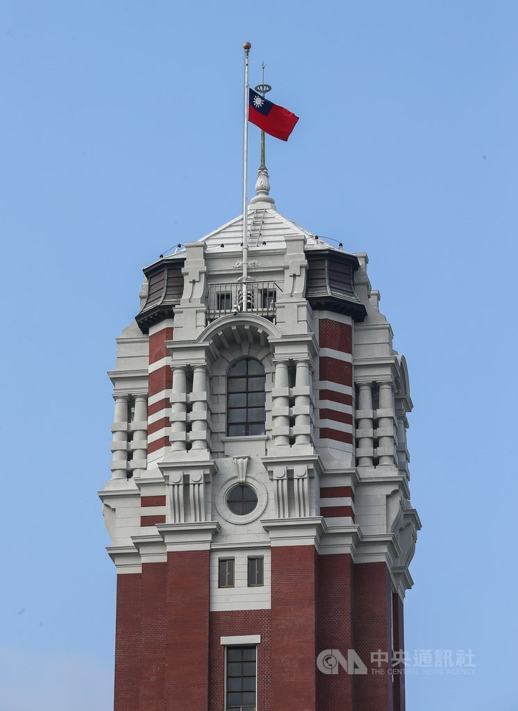 參謀總長沈一鳴上將等8名將士因黑鷹失事殉職,14日上午舉行聯合公奠儀式,總統府降半旗以表哀悼。行政院也已通函相關機關轉知所屬機關(構)、公立學校及所轄地方政府,於1月14日降半旗一天。中央社記者謝佳璋攝 109年1月14日