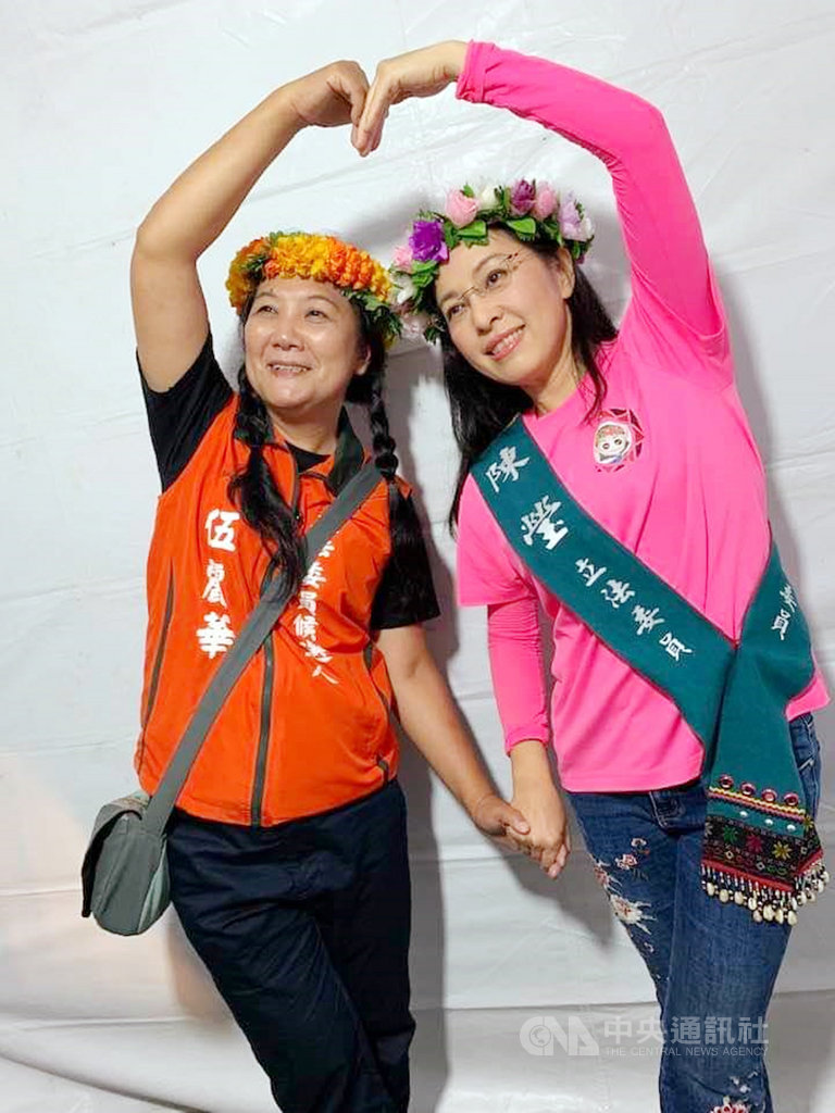 原住民選票向來被視為中國國民黨的鐵票,這次民進黨提名的屏東、台東「雙東姐妹」山地原住民伍麗華(左)及平地原住民陳瑩(右)在立委選戰中勝出,改變原住民政治版圖,將攜手進入國會。(賴坤成提供)中央社記者盧太城台東傳真 109年1月14日