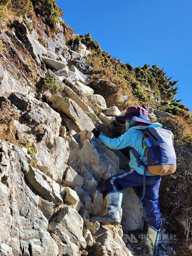 住在新北市的7歲阿興、5歲阿賢兄弟,在今年元旦清晨與父母挺進嘉明湖,途中經歷坡度將近8、90度的好漢坡,兩人克服心理障礙成功登頂。(邱德鑫提供)中央社記者盧太城台東傳真 109年1月14日