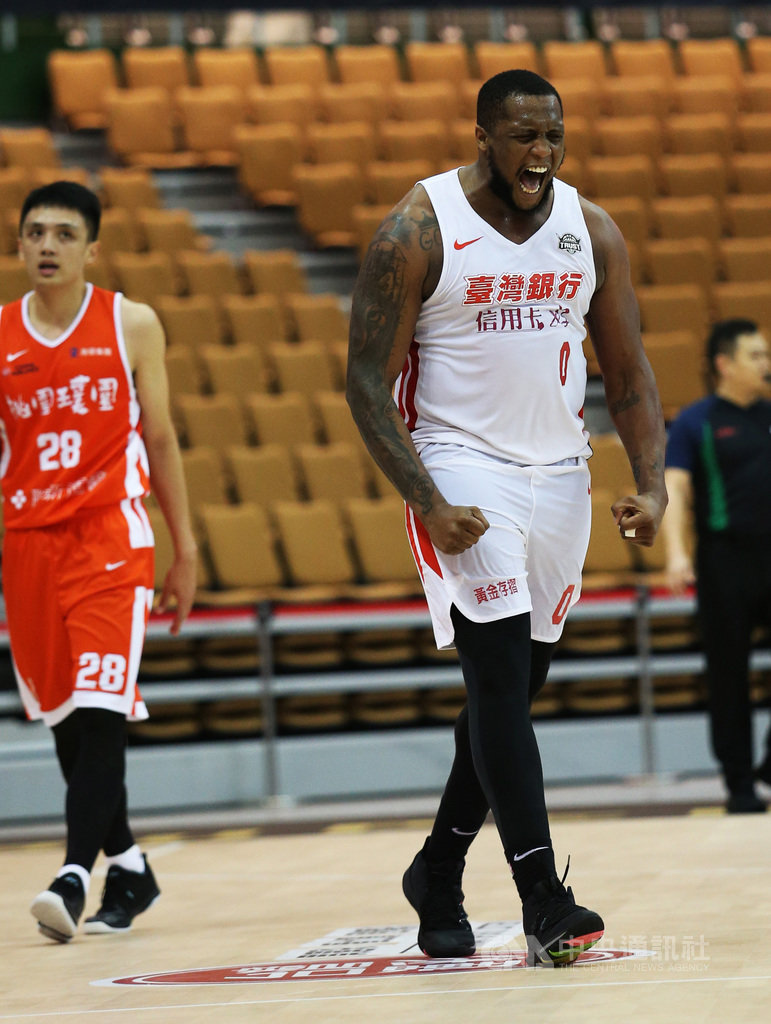 第17季超級籃球聯賽(SBL)上半季賽事進入倒數階段,台灣銀行洋將米歇爾(右)繳出場均「雙十」22分、13籃板的成績,優異表現獲選為第5週最佳球員。(籃球協會提供)中央社記者黃巧雯傳真 109年1月14日