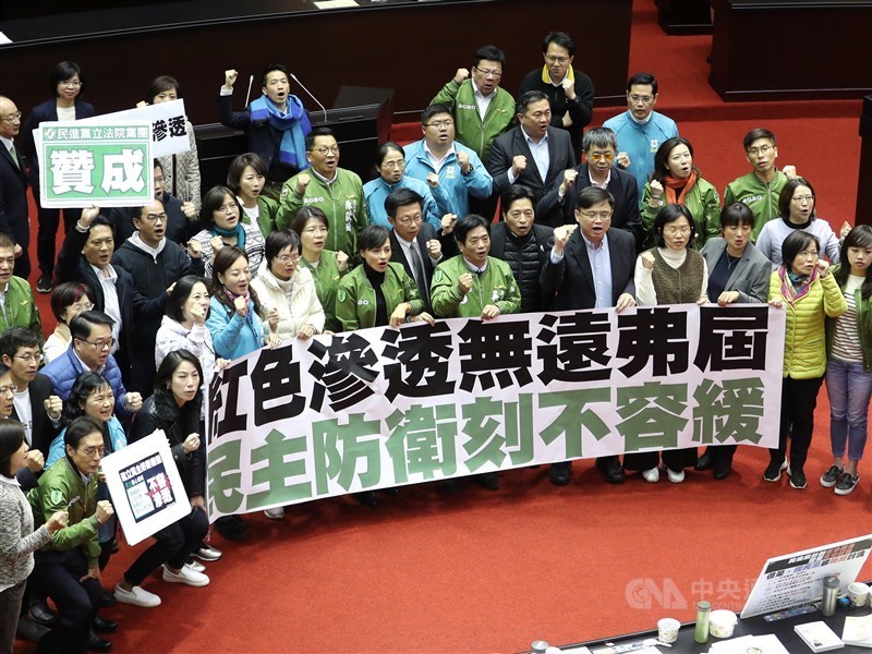 立法院會2019年12月31日下午正式三讀通過反滲透法,總統府預計15日公布反滲透法。圖為反滲透法通過後,民進黨籍立委在議場內拉開布條,合影慶祝。中央社記者張皓安攝 108年12月31日
