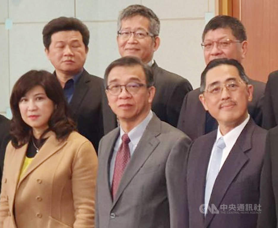 台灣今年進入5G時代,台灣有線寬頻產業協會理事長鄭俊卿(前排中)14日表示,5G對整個通訊產業將帶來匯流,帶動電信和有線電視業者合併或合作。中央社記者江明晏攝 109年1月14日
