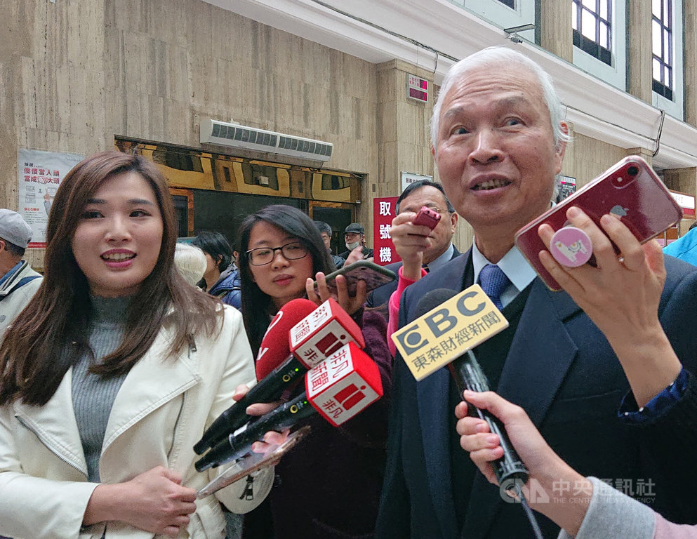 央行總裁楊金龍14日前往台銀總行,視察鼠年生肖套幣發售情況,但待了不到2分鐘,對於媒體提問並未多談。中央社記者潘姿羽攝 109年1月14日