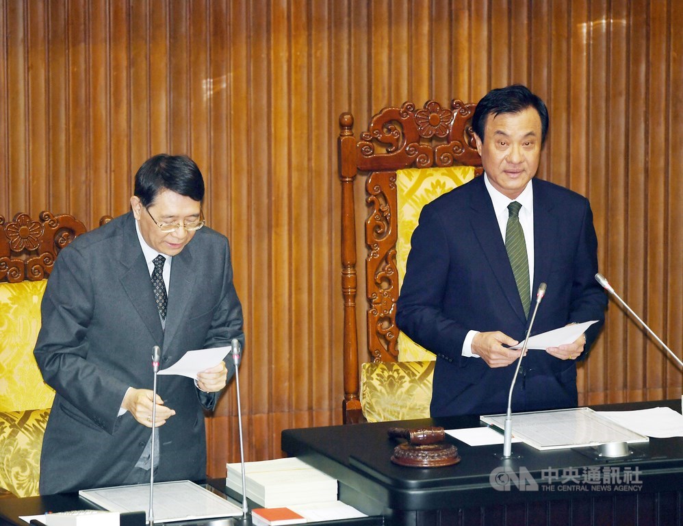 立法院長蘇嘉全(右)與祕書長林志嘉(左)14日在議場舉行全院談話會,會中無異議通過朝野協商結論,確定14日至22日召開臨時會,蘇嘉全當場宣告臨時會啟動。中央社記者施宗暉攝 109年1月14日