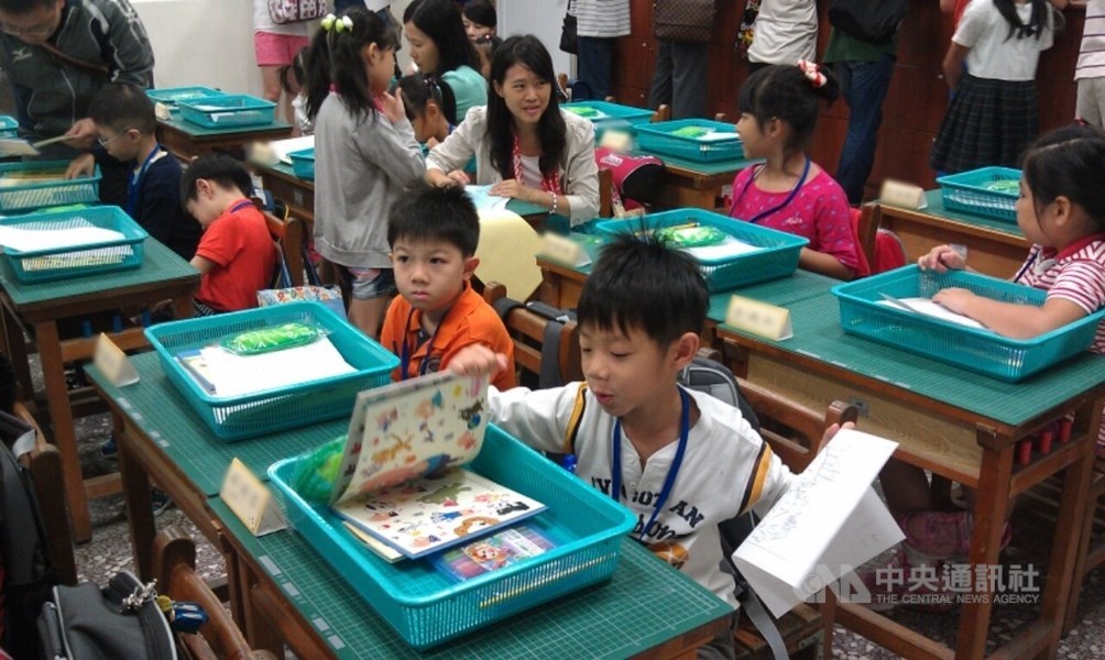 為了讓親子作息同步,教育部將2月15日(週六)調整為中小學上課日,第二學期結業式相應提前。(中央社檔案照片)
