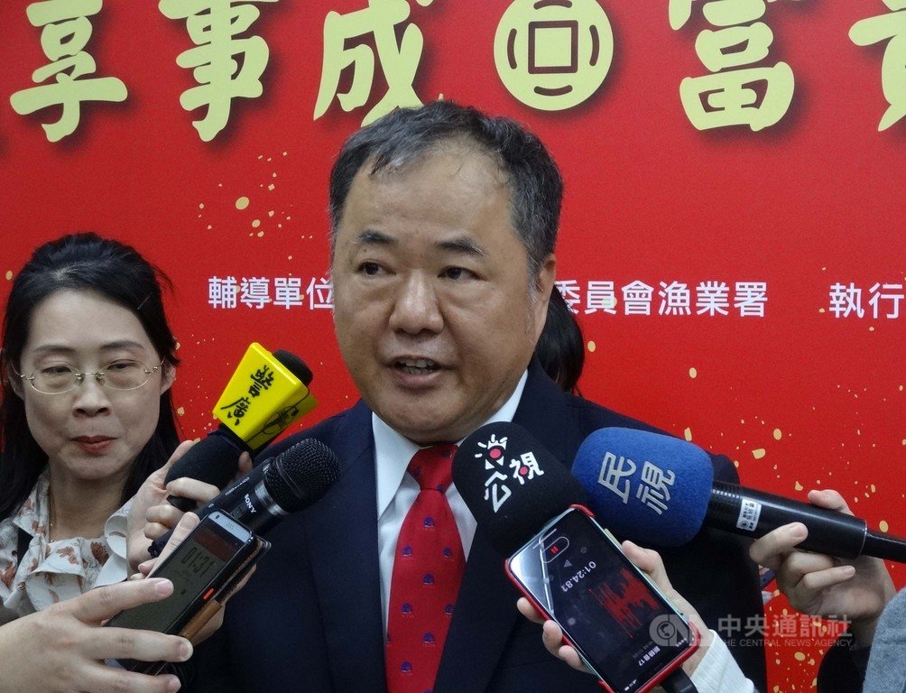 漁業署代理署長張致盛(右)15日受訪表示,全球養殖魚消費量已逾海撈,農委會將推4年新台幣100億元改善養殖漁業發展計畫。中央社記者楊淑閔攝 109年1月15日