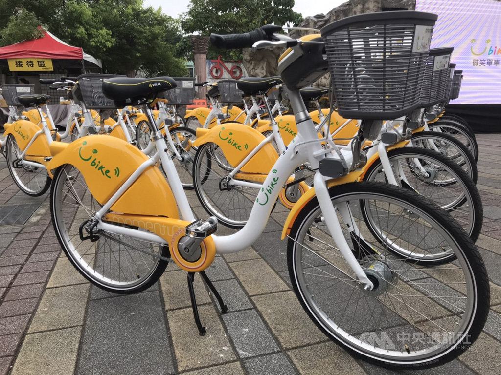 台北市交通局15日起在公館地區試辦YouBike2.0,2.0車身為白色,租借方式較多元,臨時停車也不用再保管鑰匙,在車上拉起隨身鎖就可上鎖。中央社記者梁珮綺攝 109年1月15日