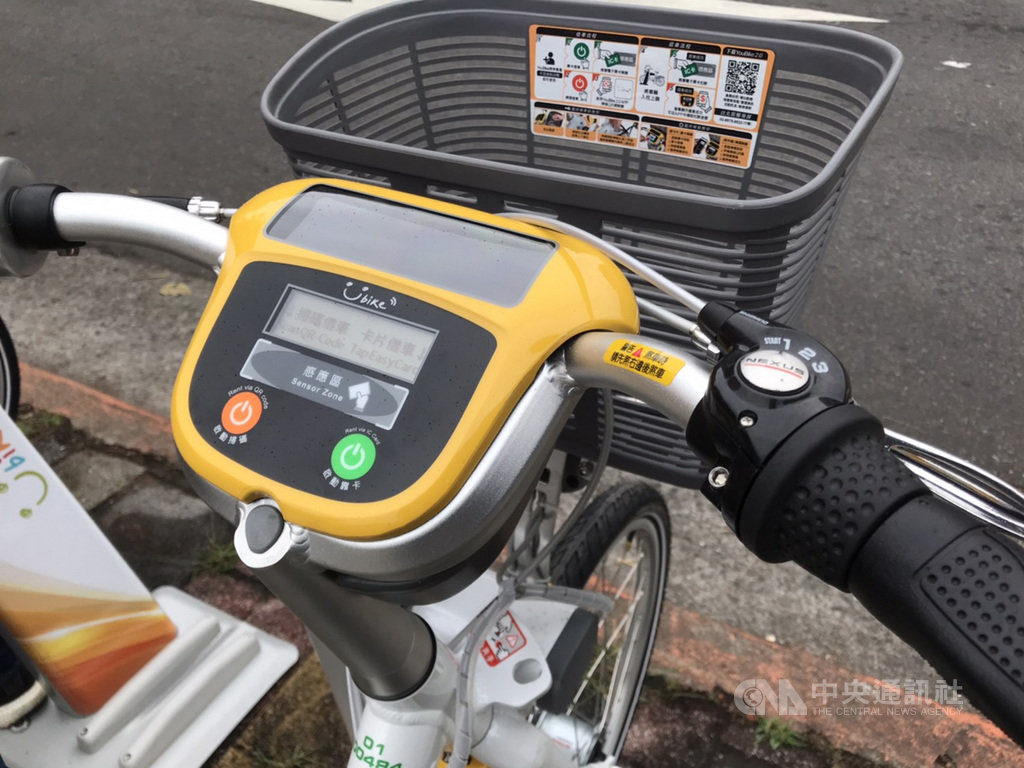台北市交通局15日起在公館地區試辦YouBike2.0,租借方式也較多元,除悠遊卡租借,民眾可在手機下載app,使用掃描QR Code方式租借。中央社記者梁珮綺攝 109年1月15日