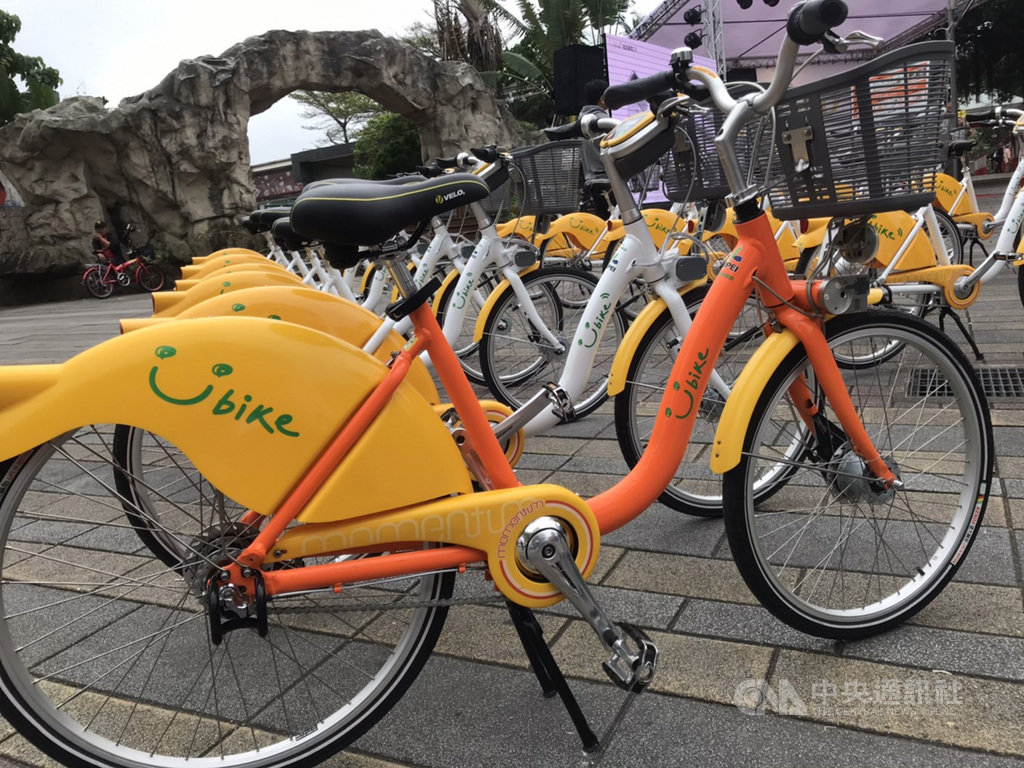 台北市交通局15日起在公館地區試辦YouBike2.0,為與一代(前)區隔,2.0車身為白色(後)。中央社記者梁珮綺攝 109年1月15日