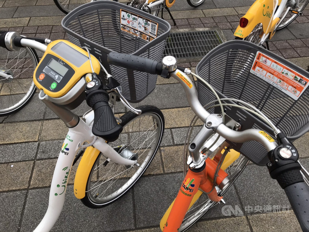 台北市交通局15日起在公館地區試辦YouBike2.0,與一代(右)不同的是,2.0車身為白色(左),且租借方式有悠遊卡跟掃描QR Code兩種方式。中央社記者梁珮綺攝 109年1月15日