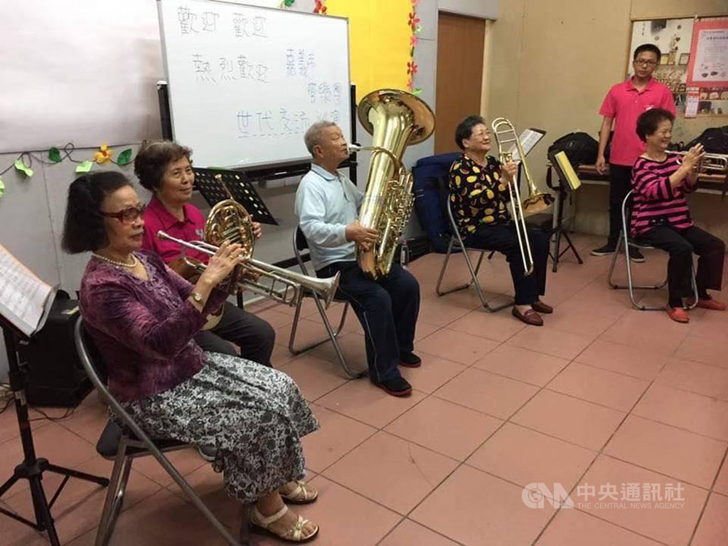 「嘉義銅管五重奏」的團員來自嘉義市管樂團,時常參與公益活動,到日照中心與長者交流互動,阿公、阿媽也可以組成銅管五重奏。(陳玫君提供)中央社記者蔡智明傳真 109年1月15日