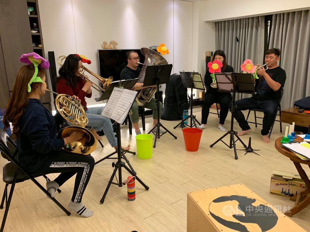 「嘉義銅管五重奏」由一支低音號、二支小號、一支法國號及一支長號組成,團員平日利用星期二晚間練習,常參與各項公益演出。(陳玫君提供)中央社記者蔡智明傳真 109年1月15日