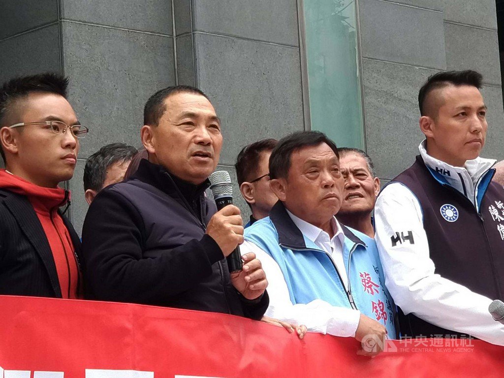 環保署15日審查淡北道路開發案,會前新北市長侯友宜(前左2)、國民黨新科立委當選人洪孟楷(前左)等至環保署前表達意見,侯友宜盼開發案能通過,給淡水人安心回家的路。中央社記者張雄風攝 108年1月15日
