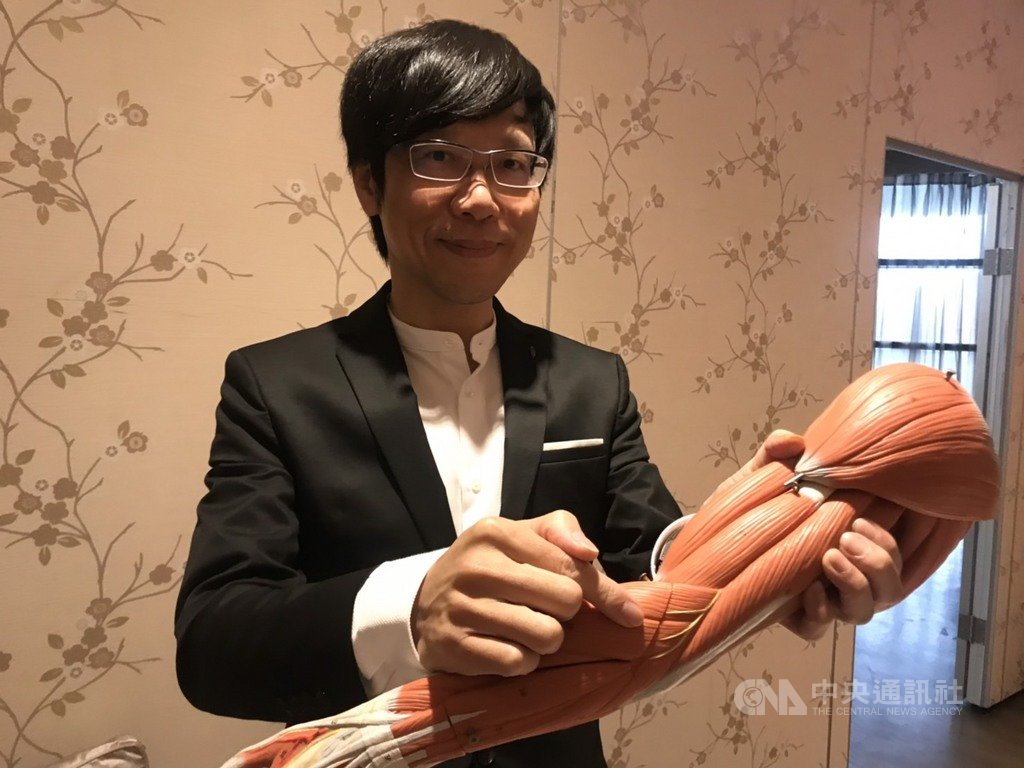 尾牙季到來,拚酒隔天當心手臂不舉。振興醫院運動復健科主任陳建成(圖)15日提醒,多數人酒後往往睡得特別熟,若整晚都維持同樣睡姿,恐壓迫到手臂橈神經,短短30分鐘就會導致神經缺氧,需休息2到4週才會恢復。中央社記者張茗喧攝 109年1月15日