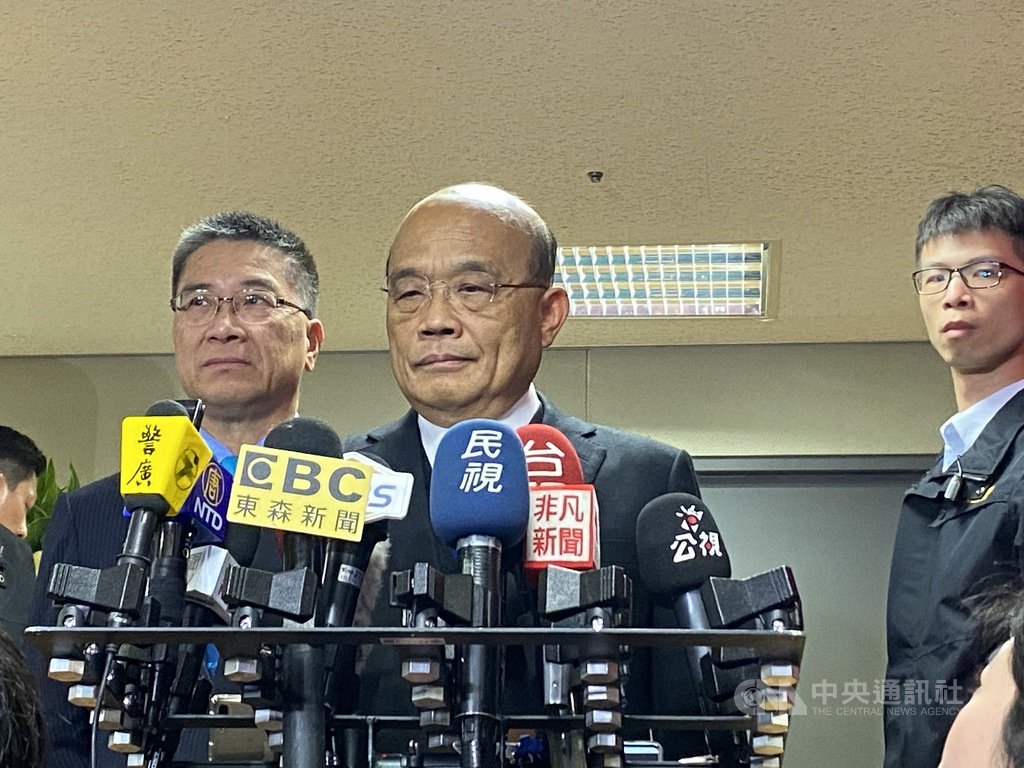 中國國台辦說「台灣的前途由全體中國人民共同決定」;對此,行政院長蘇貞昌(中)15日表示,台灣前途就是台灣人民決定,勝選看出台灣人堅定守護民主,要過自由、民主的生活,希望別的國家不要妄加說長道短。中央社記者黃麗芸攝 109年1月15日