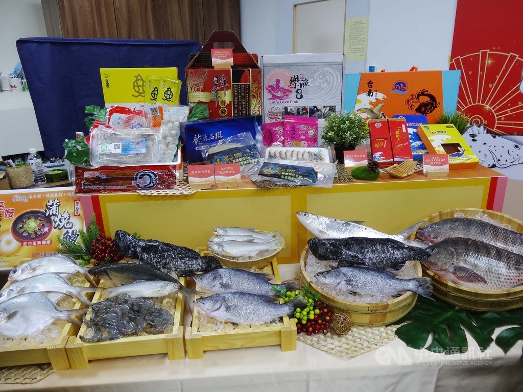農委會15日舉行記者會推廣國產養殖水產,呼籲民眾春節多選購養殖魚,漁業署推薦虱目魚、石斑、台灣鯛等,物美價廉。中央社記者楊淑閔攝 109年1月15日