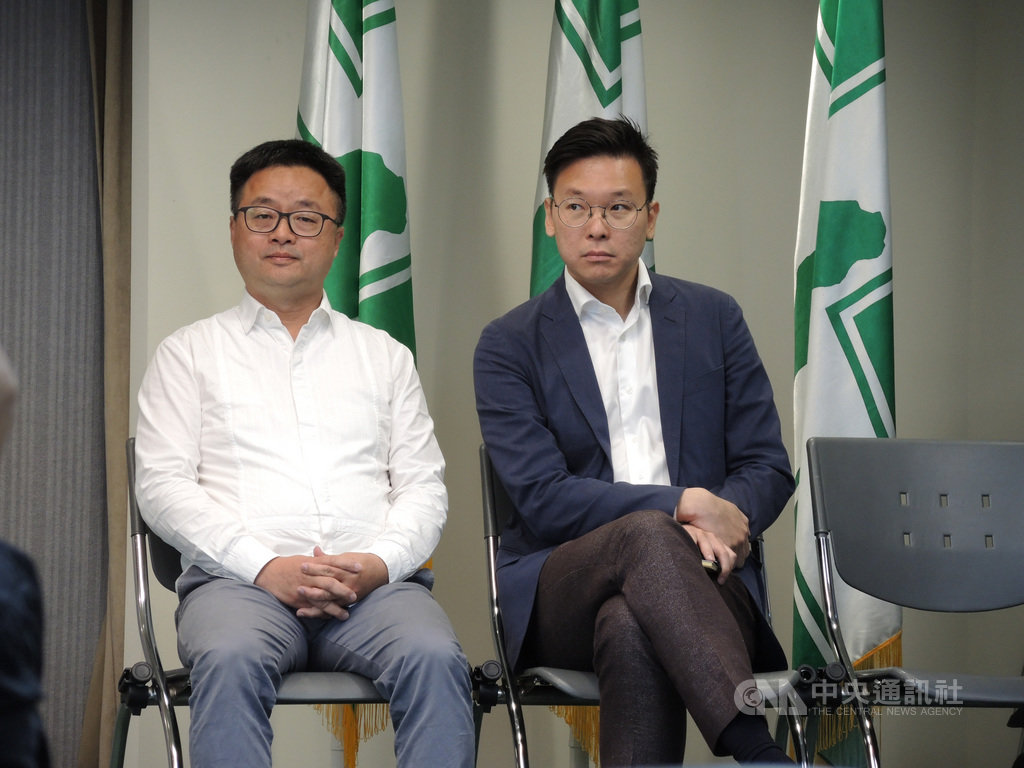 民進黨15日召開選後首場中常會,秘書長羅文嘉(左)說,已達成任務,工作該告一段落,接下來會配合黨主席卓榮泰,完成把人員歸建、年度預算編列、選戰經驗建檔等善後工作;至於下一步,羅文嘉與副秘書長林飛帆(右)都說,還沒思考。中央社記者葉素萍攝 109年1月15日