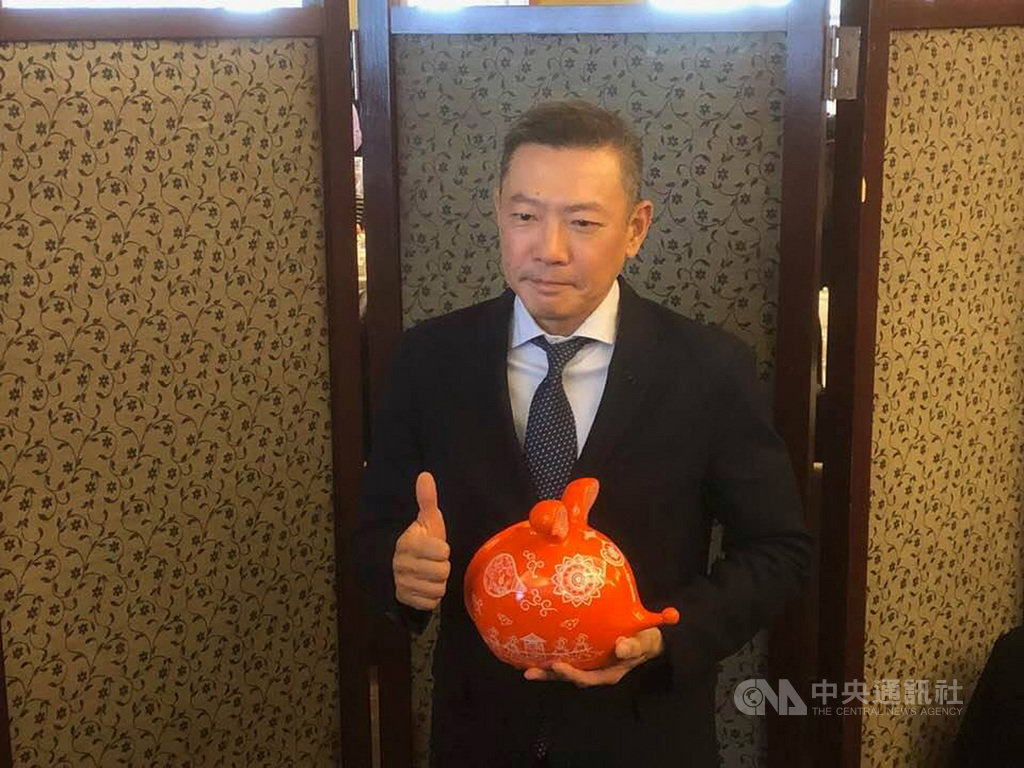 新光三越15日舉行年終餐會,新光三越總經理吳昕陽率集團一級主管們參與,對今年的營收訂下817億元目標。他也首度向外界介紹,前刑事警察局副局長,如今擔任集團安全中樞的安控長馬振華。中央社記者吳柏緯攝 109年1月15日